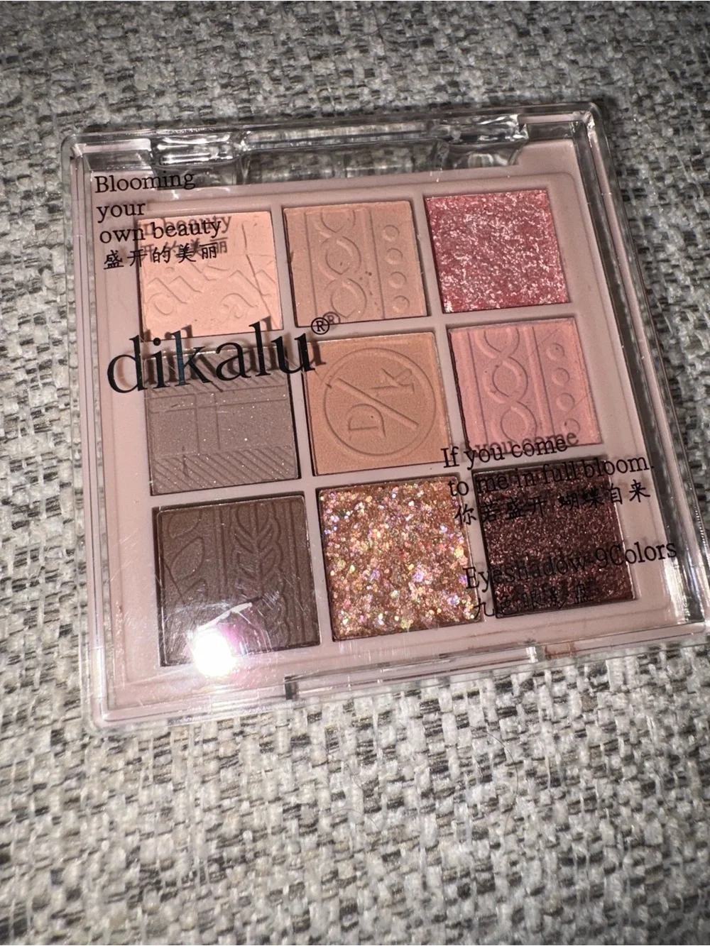 Dikaluu 9-Color Pink Neutral Eyeshadow Palette